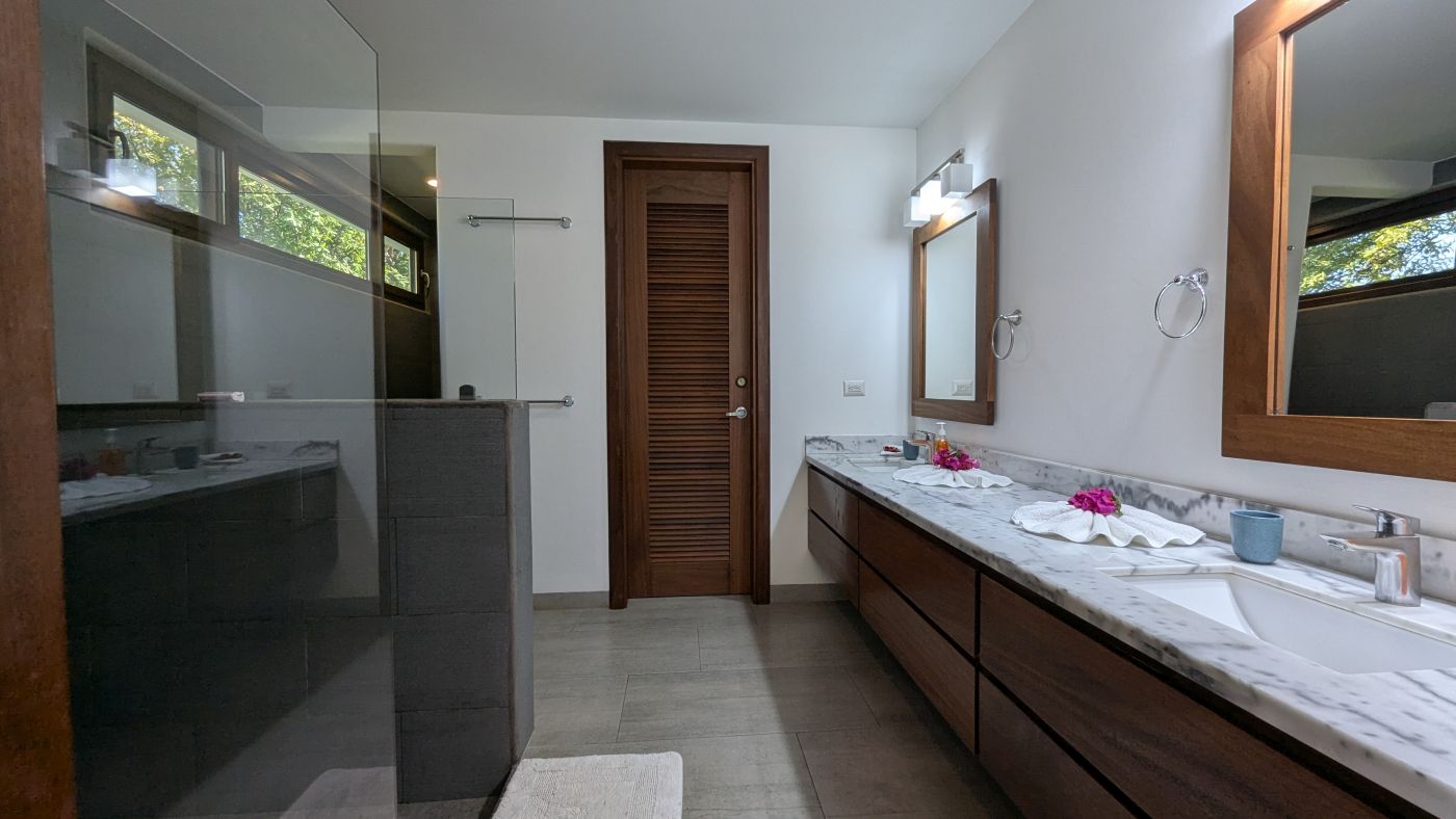 bedroom 2 bathroom with shower